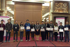 永旺领导向获得奖学金的学生颁发证书