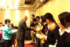 永旺领导向优胜小组颁发奖品