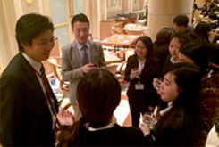 永旺领导与获得奖学金的学生交流